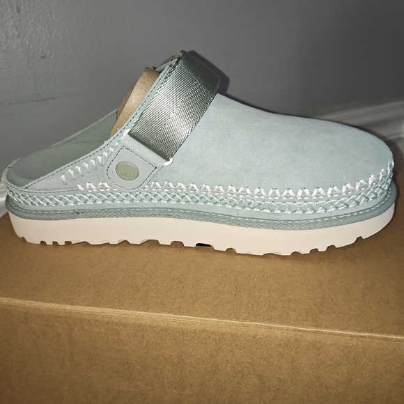 UGG Goldenstar Clogs - Picture 2 of 5